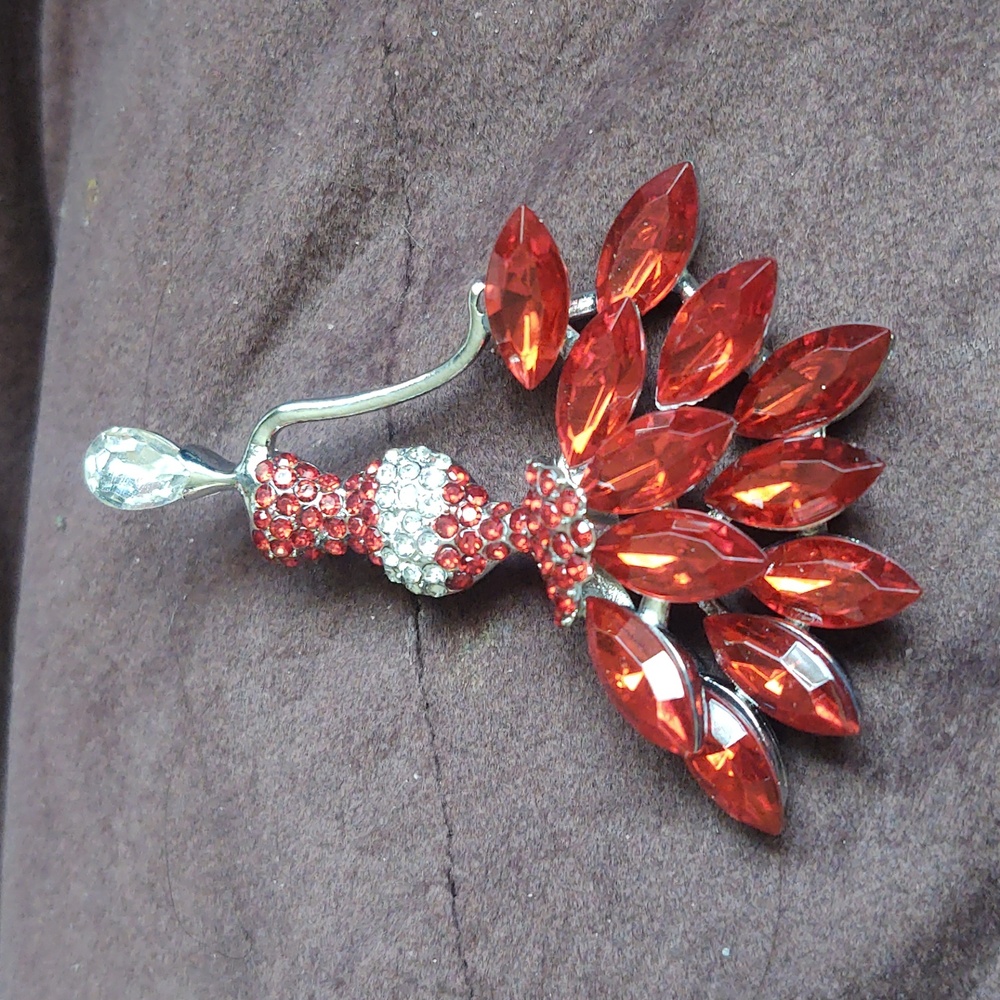 Elegant Red and Silver Brooch - Picture 3 of 3